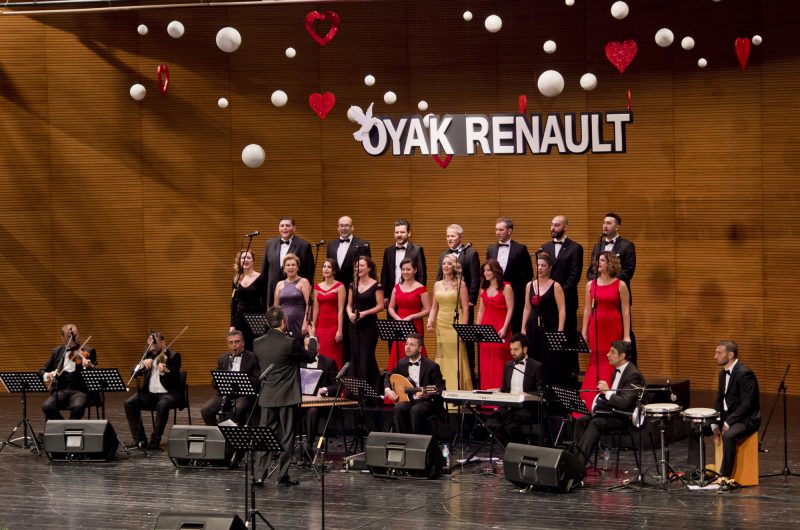 Oyak Renault Çalışanları 2015 Yılını Şarkılarla Uğurladı