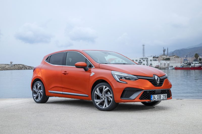 RENAULT YILIN İLK YARISINDA BİNEK OTOMOBİL LİDERİ